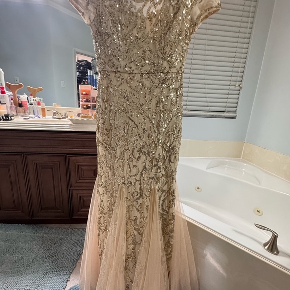 Elegant Sequin Gown - Picture 5 of 8